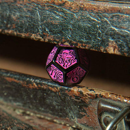 Q Workshop - Würfel Set Cthulhu - Schwarz & Magenta - 7