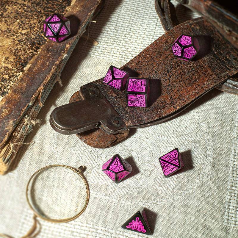 Q Workshop - Würfel Set Cthulhu - Schwarz & Magenta - 7